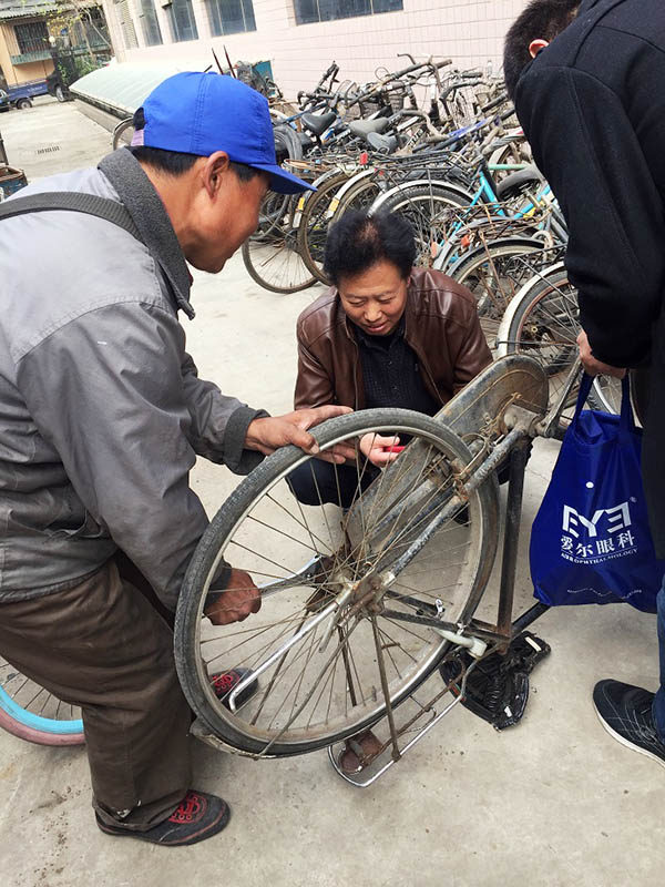 “僵尸自行車”搶修隊正給單車做體檢。